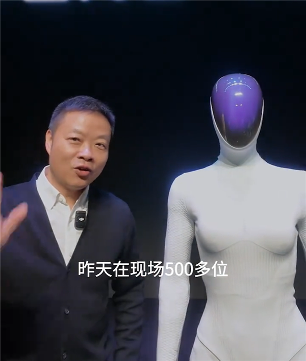 小鵬Iron機器人走路被質(zhì)疑是真人 里面還穿著內(nèi)褲！何小鵬脫衣展示