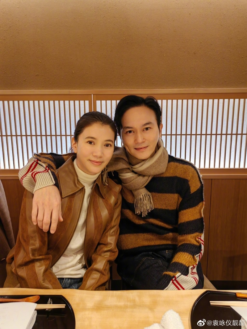 袁詠儀與張智霖結(jié)婚多年，依然好恩愛。