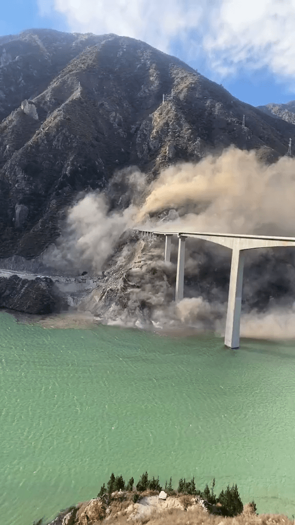 四川阿壩紅旗特大橋垮塌。