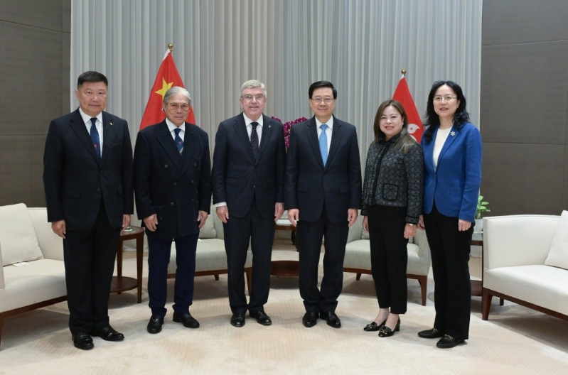 李家超今午與國(guó)際奧委會(huì)終身名譽(yù)主席巴赫（左三）會(huì)面。