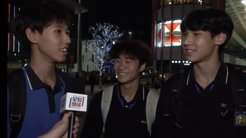 左起：劉同學(xué)、黃同學(xué)及何同學(xué)結(jié)伴前來。