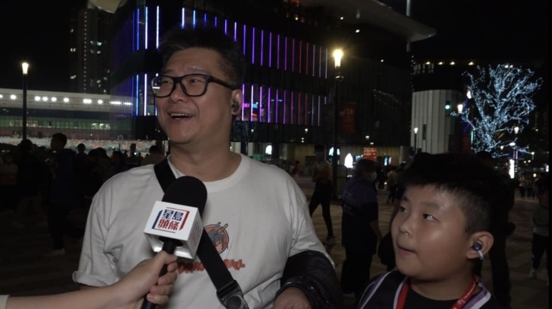 譚先生（左）特意帶同10歲兒子到場(chǎng)。