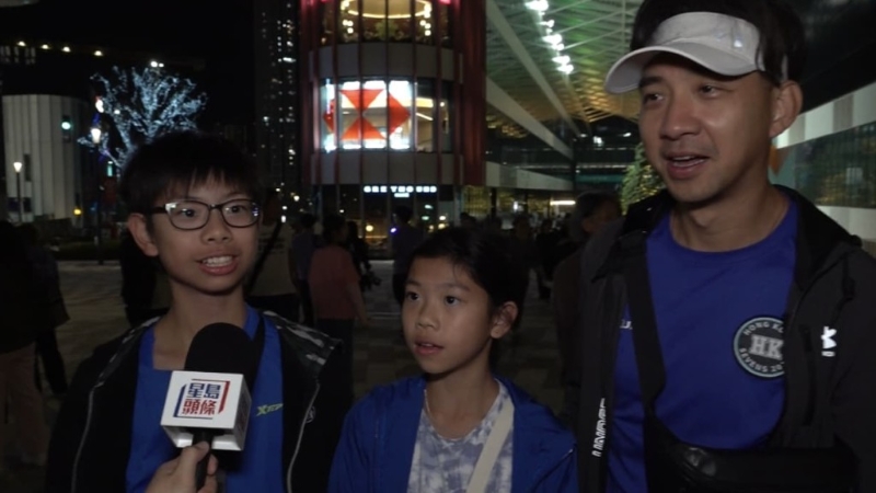 蘇先生（右） 一家四口到場(chǎng)支持港隊(duì)，其12歲兒子和10歲女兒平日都有打欖球。