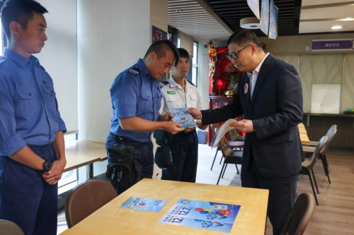 鄧炳強(qiáng)希望紀(jì)律部隊(duì)引領(lǐng)市民一同投票，為香港建設(shè)更美好的未來(lái)。