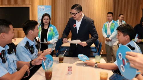 保安局局長(zhǎng)鄧炳于過(guò)去兩日走訪多個(gè)紀(jì)律部隊(duì)單位。