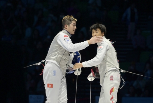 張家朗（左）戰(zhàn)勝曾昭然，奪得銅牌。