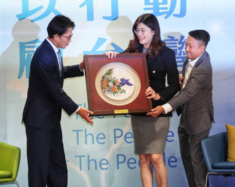 國(guó)民黨主席鄭麗文（中）19日與民眾黨主席黃國(guó)昌（左）進(jìn)行“鄭黃會(huì)”，鄭麗文送上禮物給黃國(guó)昌。