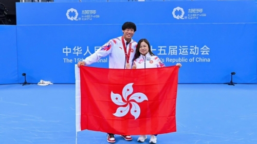 羅淑佩親手為黃澤林掛上銅牌 羅淑佩親手為黃澤林掛上銅牌