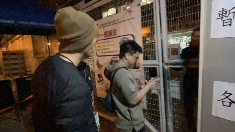 市民余先生受已移民加拿大友人所托，到場打探父母下落。