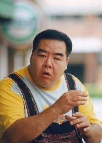 鄭則仕憑肥貓一角成名。 