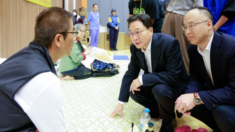 周霽與農(nóng)融到訪臨時(shí)庇護(hù)中心，慰問災(zāi)民