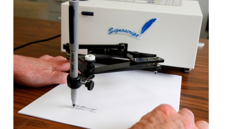 特朗普稱將撤銷所有前總統(tǒng)拜登用簽名機(jī)簽下的行政命令。美聯(lián)社