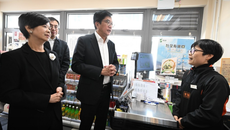 黃偉綸和何永賢到“路德會雙魚薈”，了解接收受影響居民情況