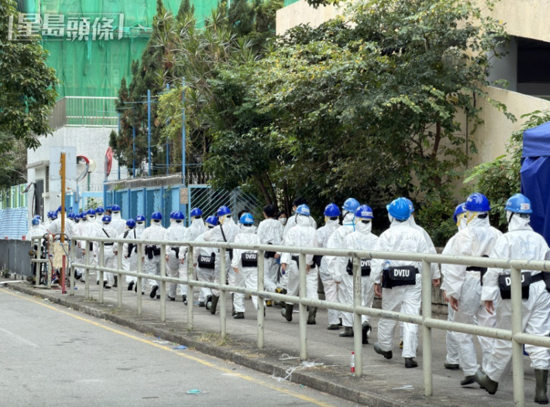 災(zāi)難遇害者辨認組人員再進入火場。