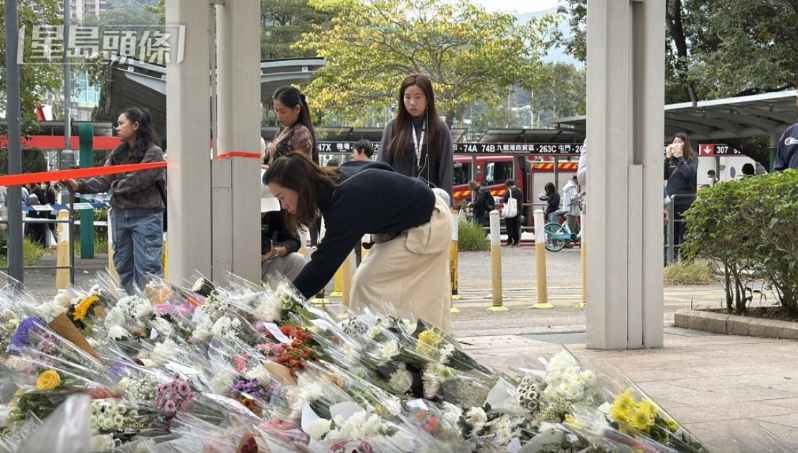 大批市民向死難者獻(xiàn)花。