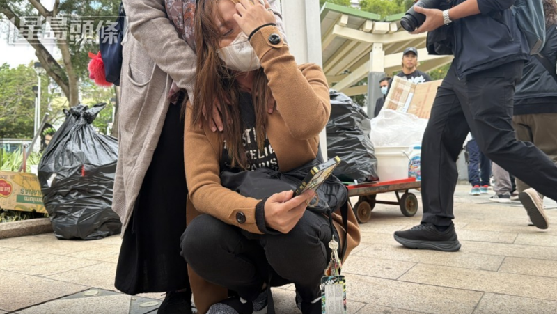 有市民獻(xiàn)花時傷心痛哭。