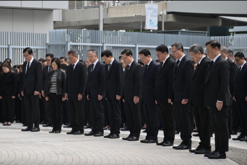 在悼念儀式上，一眾政府官員為大埔宏福苑火災(zāi)不幸罹難的人士默哀