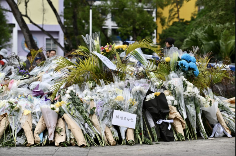 大批市民今日（30日）到廣福休憩處獻花，悼念遇難者。