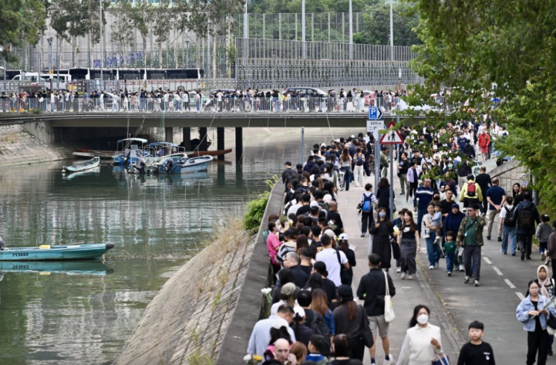 排隊獻花的人龍延伸至大埔河行人徑。