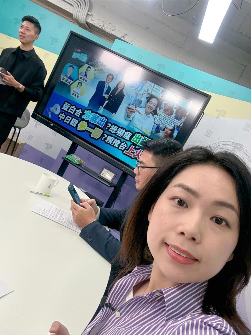 有意參選2026新北市第四選區(qū)市議員選舉的李有宜（中），30日宣布退出民眾黨，稱(chēng)全力專(zhuān)注博士班學(xué)業(yè)。