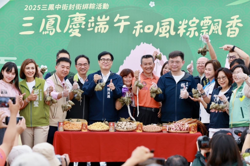 圖為“立委”邱議瑩（左一）、許智杰（左二）、林岱樺（右一）、賴瑞?。ㄓ宜模?、柯志恩（右三）同臺，和高雄市長陳其邁（左五）參加活動畫面。