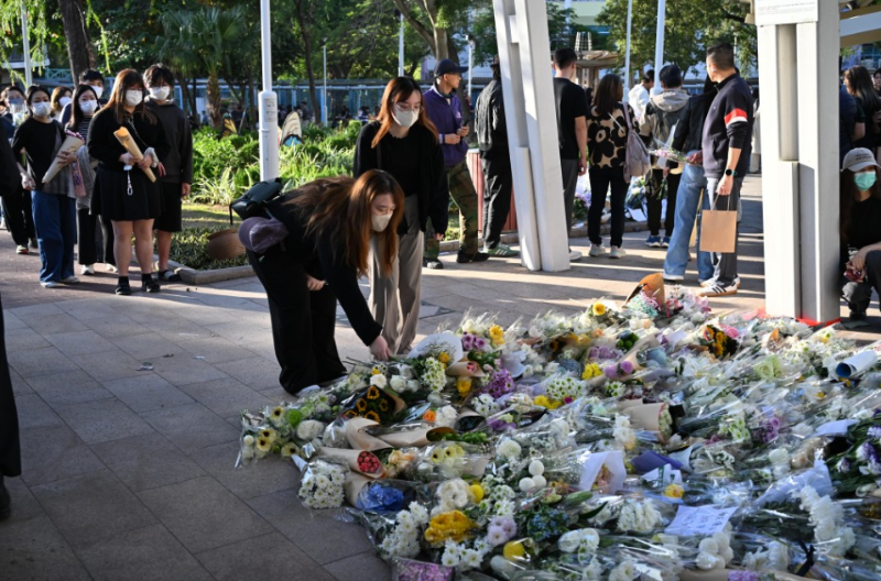 數(shù)百名市民到場獻(xiàn)花悼念死難者。