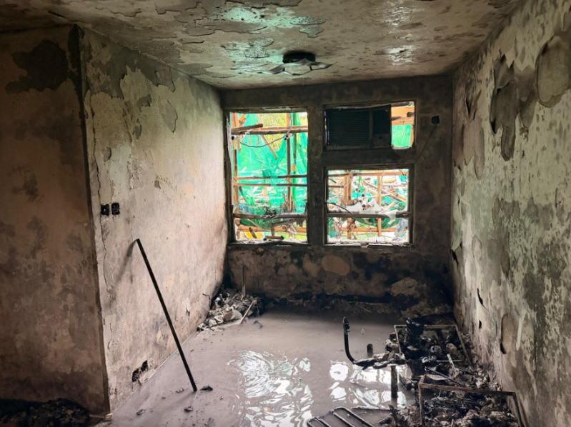 DVIU上樓逐個(gè)單位搜查，部分房間物品燒成灰燼，地上仍有積水。