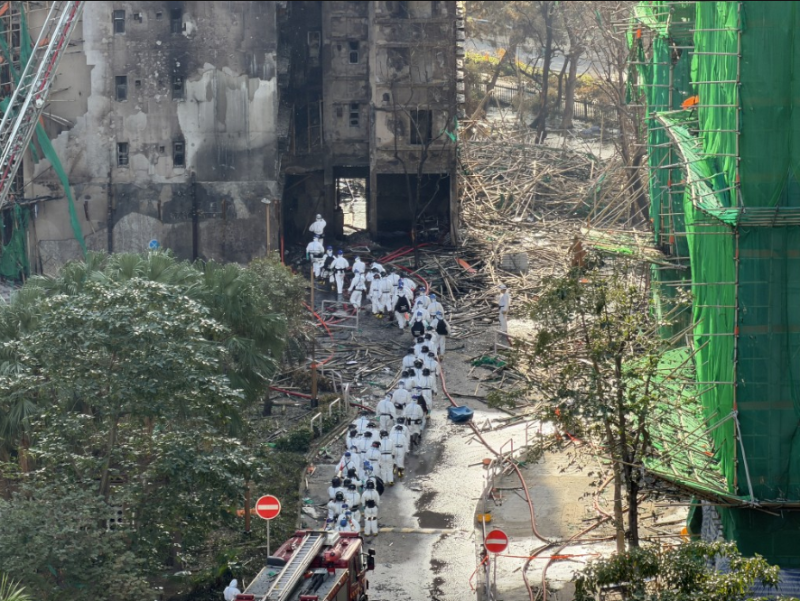 災難遇害者辨認組（DVIU）人員進入宏昌閣繼續(xù)搜索。