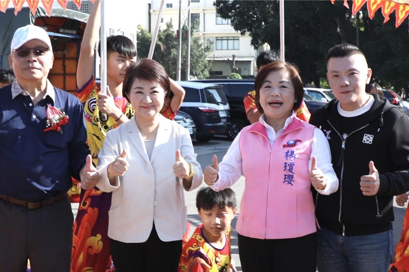 國(guó)民黨臺(tái)中市長(zhǎng)候選人以江啟臣的呼聲最高，但藍(lán)委楊瓊瓔（右二）表態(tài)參選，媒體分析這讓盧秀燕（左二）陷入兩難。