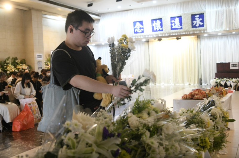 巿民向死難者獻(xiàn)花。