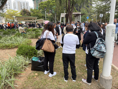 有外傭到公園向死難者祈禱