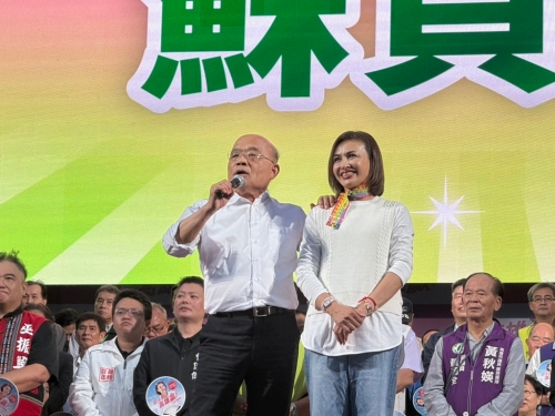 有意角逐高雄市長的綠委邱議瑩（右），30日下午在高雄鳳山區(qū)議會路舉辦大型造勢，前“行政院長”蘇貞昌（左）壓軸站臺助講。