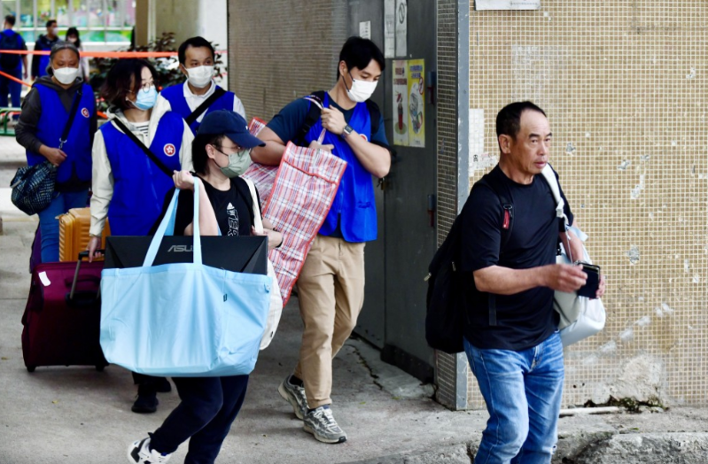 今次的支援模式并非單靠一位社工，亦有兩名來(lái)自其他政府部門的公務(wù)員配合。