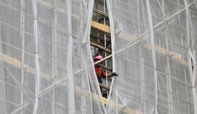 柴灣峰華邨正在拆除棚網(wǎng)。