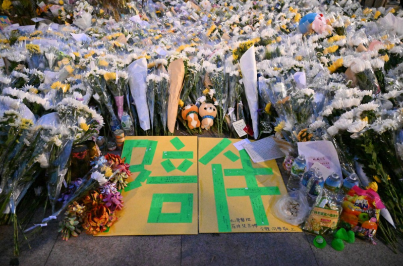 大批市民連日到大埔獻(xiàn)花悼念死難者。