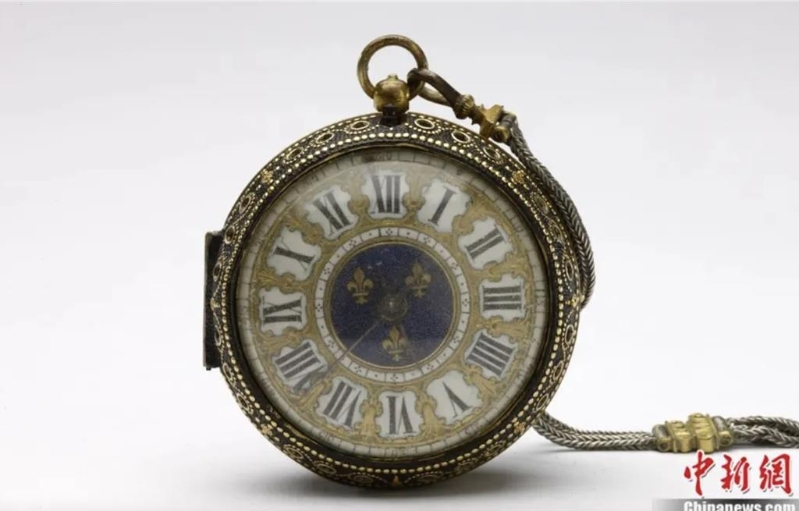 北京故宮博物院收藏的路易十四銅鍍金殼懷表，是法國國王路易十四送給清朝康熙皇帝的一件禮物。