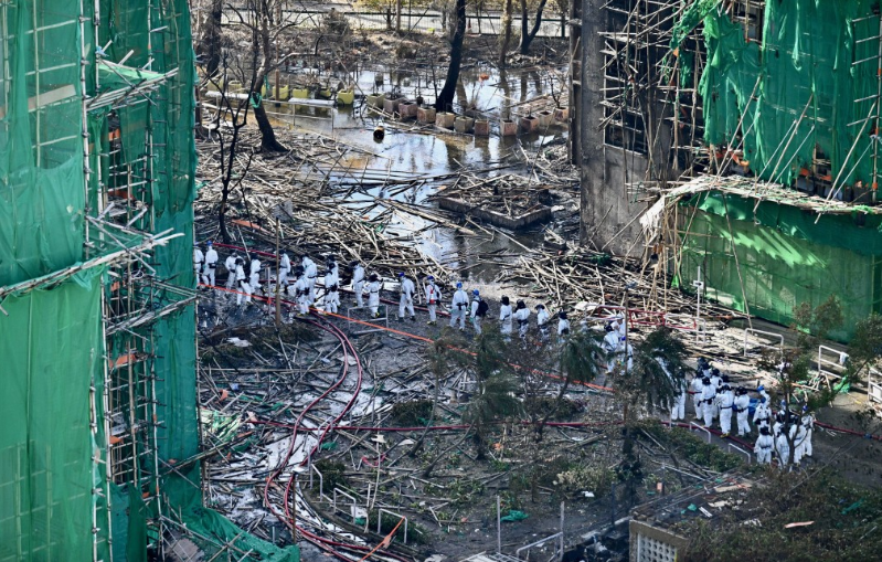 火場(chǎng)一片頹垣敗瓦，警員入內(nèi)調(diào)查。