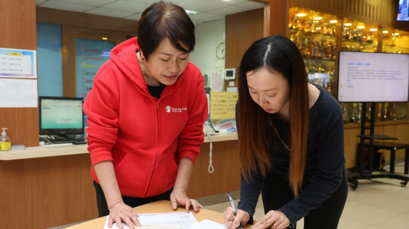 香港救助兒童會(huì)透過大埔11間學(xué)校向受影響的學(xué)生發(fā)放援助，圖為有關(guān)學(xué)校代表接收支票。