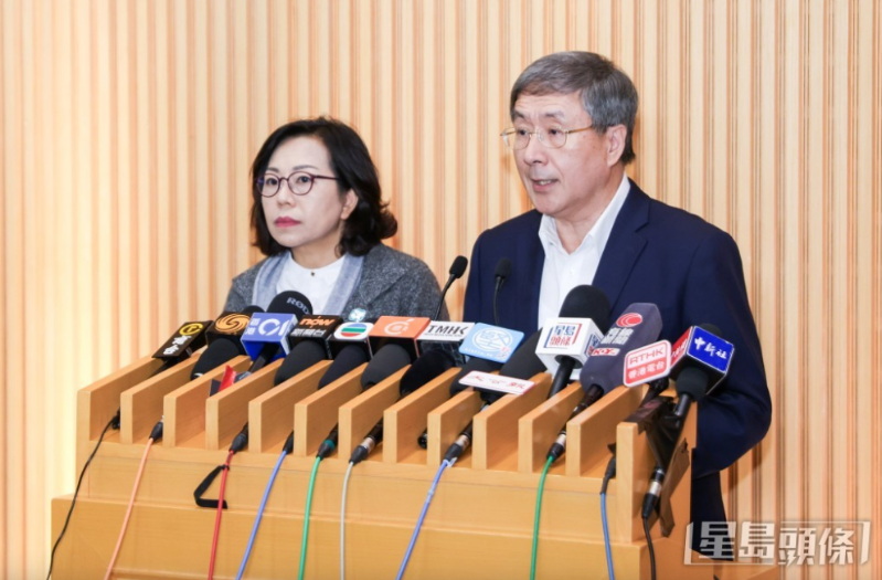 政務(wù)司副司長(zhǎng)卓永興（右）和民政及青年事務(wù)局局長(zhǎng)麥美娟（左）。