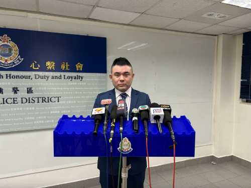 大埔警區(qū)刑事調(diào)查總督察沉文偉指被捕男子假冒災(zāi)民向社福機(jī)構(gòu)騙取援助。