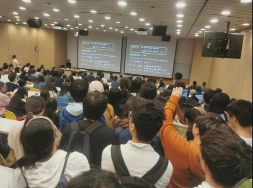 90后女數(shù)學家王虹在港大演講，吸引學生逼爆講堂。