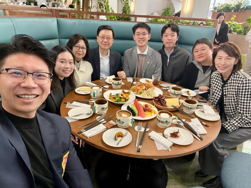 行政長(zhǎng)官李家超（左四）與四位在北京讀書或工作的香港青年共進(jìn)早餐。