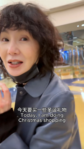 張曼玉近期返港過圣誕，四出搜購禮物。