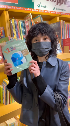 張曼玉近期返港過圣誕，四出搜購禮物