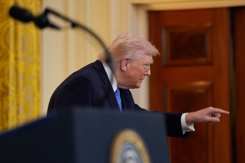 美國(guó)總統(tǒng)特朗普16日在白宮東廳舉辦猶太節(jié)慶光明節(jié)接待宴會(huì)，在演講臺(tái)上與臺(tái)下賓客互動(dòng)。