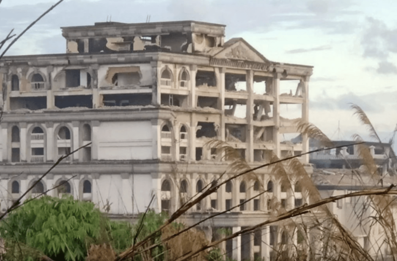 這張由柬埔寨新聞社(AKP)于2025年12月13日凌晨拍攝并發(fā)布的資料照片顯示，柬埔寨菩薩省一處賭場在泰柬邊境衝突中，遭泰國空襲破壞