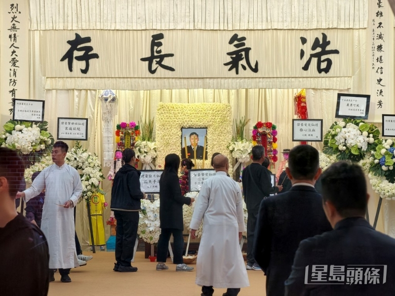 靈堂內(nèi)，中央擺放了何偉豪的遺照及“浩氣長(zhǎng)存”四個(gè)大字。