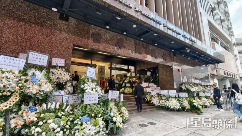 殉職消防何偉豪12月18日在紅磡世界殯儀館設(shè)靈。