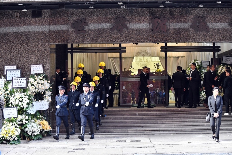 消防同袍出席喪禮。