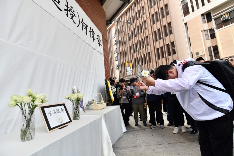 市民向不幸殉職的救火英雄獻(xiàn)花